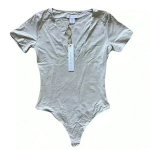 NWT Women's House of Harlow Cream Thong Short Sleeve Bodysuit Size Medium